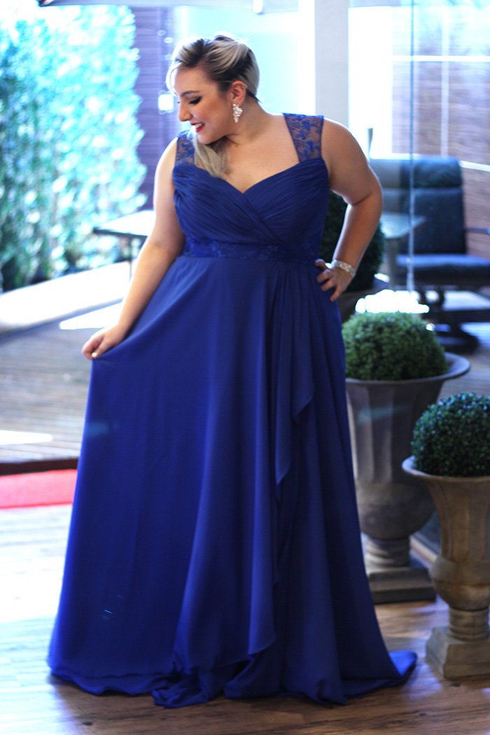 vestido azul plus size casamento
