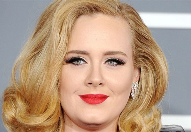 Beleza maquiagem batom vermelho e delineador Adele