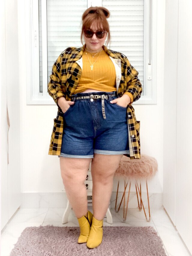 Looks plus size com shorts jeans pra se inspirar